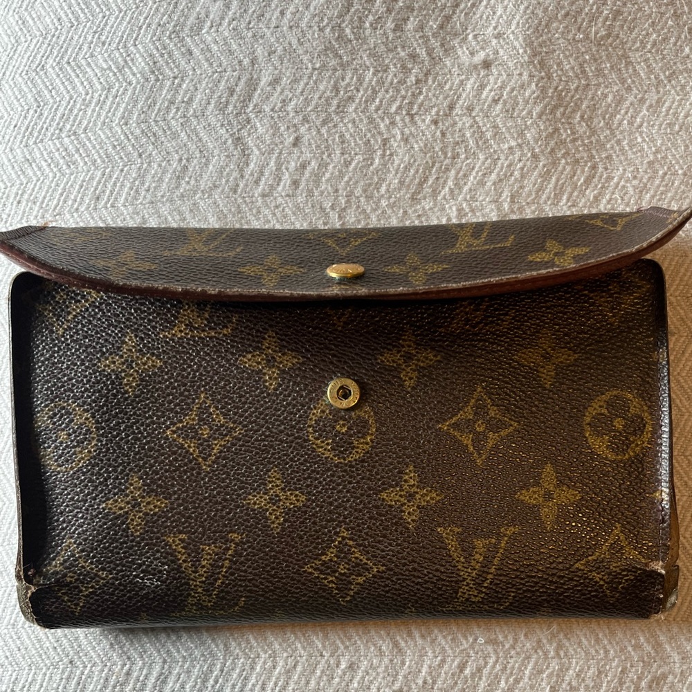 *authentic* Louis Vuitton Monogram canvas/leather Sarah wallet *authentic*